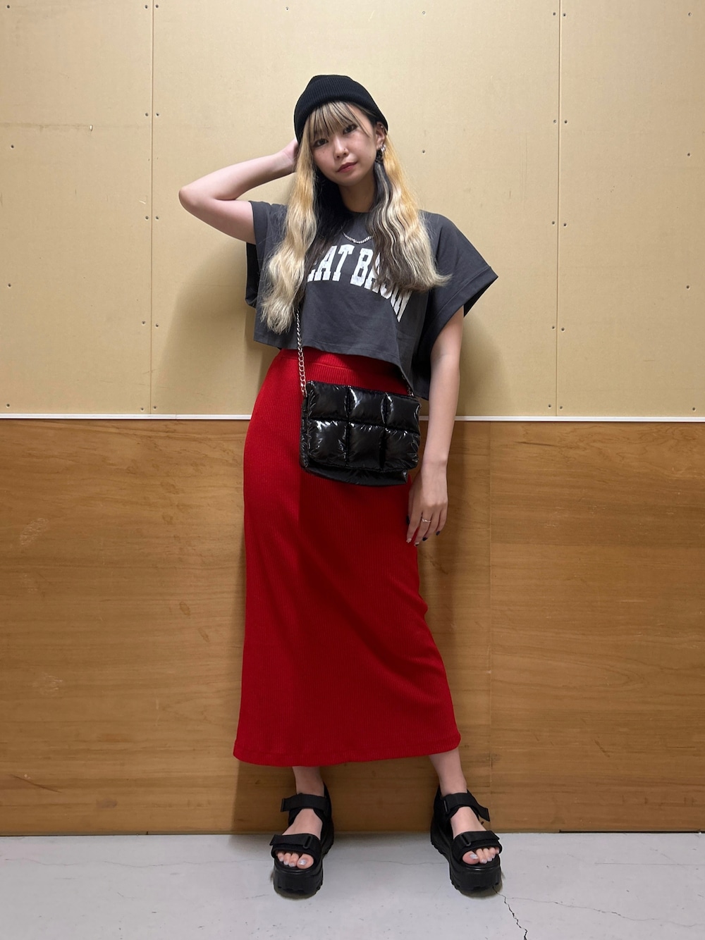 「ニット帽、ビーニー、ノースリーブ、ロールアップ、ショート丈トップス、ショート丈、ロングスカート、リブスカート、スポサン、スポーツサンダル、アツいコーデ全部見せ」｜「WEGOのWEGO/カラービーニー（ニットキャップ/ビーニー、ブラック系）」を使った、みたんさん（レディース・160cm）の夏コーディネートの1枚目の写真
