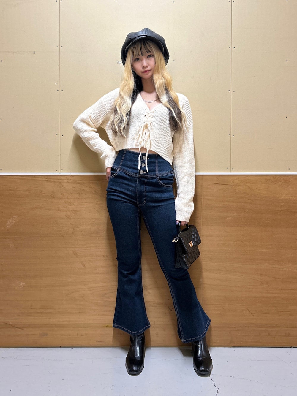 「キャスケット、レースアップ、ショート丈トップス、ショート丈、ニット、デニム、デニムパンツ、デニムコーデ、でにむ、フレアパンツ、フレアデニム、ハイウエスト、ハイウエストパンツ、ハイウエストデニム、WEGO」｜「WEGOのWEGO/ボリュームキャスケット（キャスケット、ブラック系）」を使った、みたんさん（レディース・160cm）の秋コーディネートの1枚目の写真
