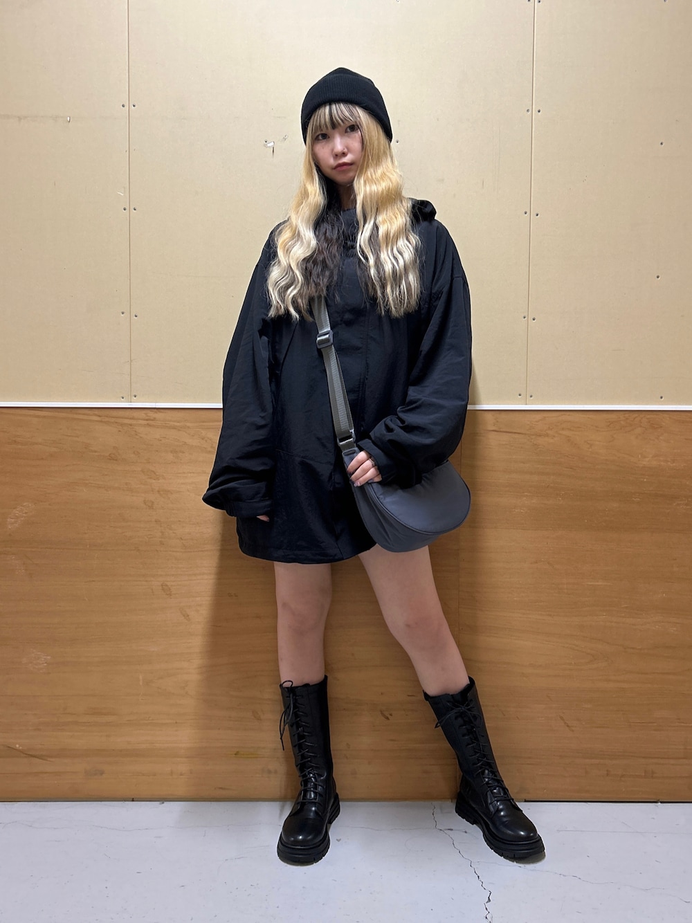 「ニット帽、ニットキャップ、ジャケット、ジャケットスタイル、マウンテンパーカー、ロングブーツ、オールブラック、WEGO」｜「WEGOのWEGO/カラービーニー（ニットキャップ/ビーニー、ブラック系）」を使った、みたんさん（レディース・160cm）の秋コーディネートの1枚目の写真