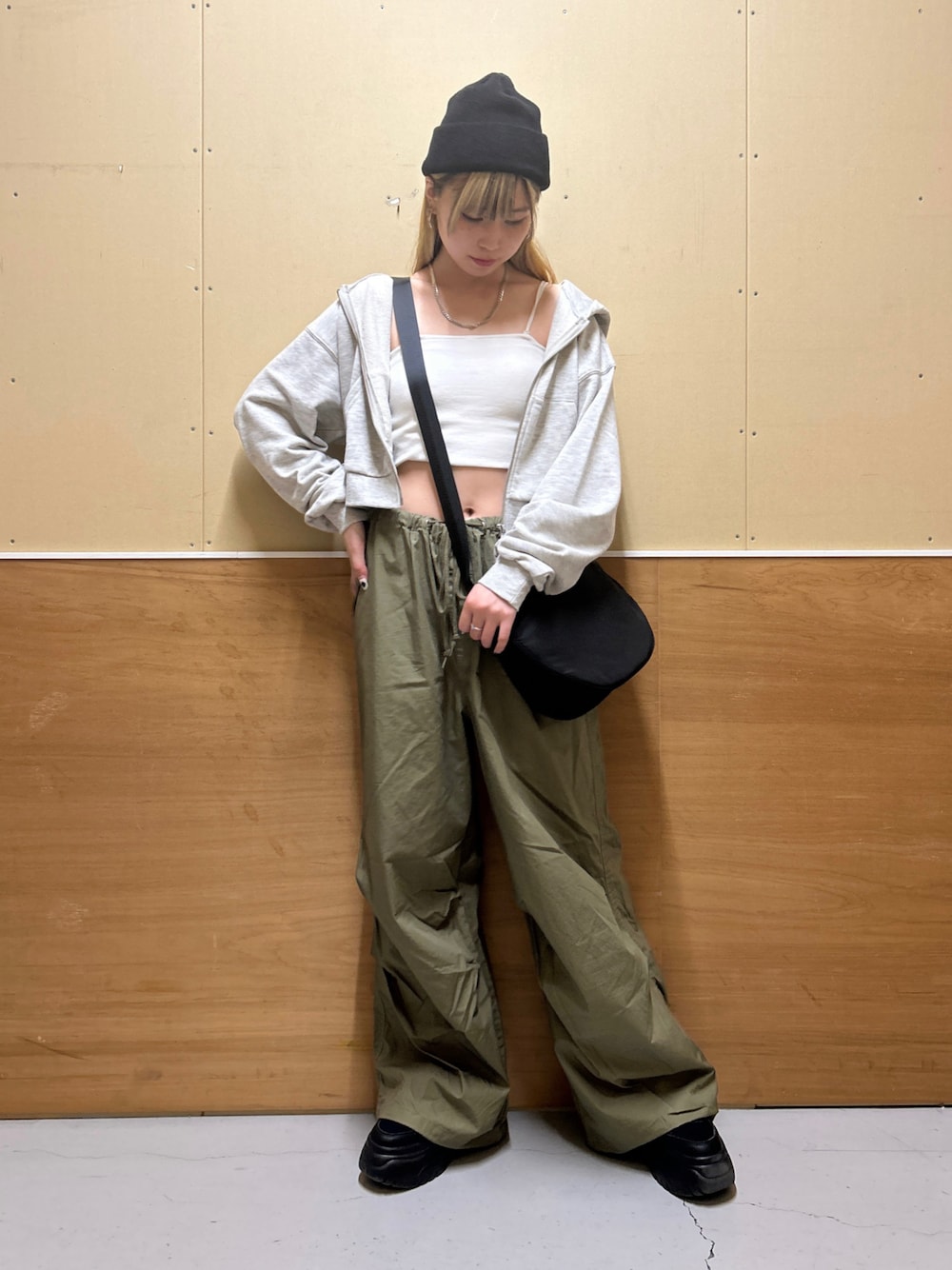 「ニット帽、ビーニー、ショート丈トップス、ショート丈、パーカー、パーカーコーデ、パーカー グレー、パラシュートパンツ、カーキパンツ、アツいコーデ全部見せ」｜「WEGOのWEGO/カラービーニー（ニットキャップ/ビーニー、ブラック系）」を使った、みたんさん（レディース・160cm）の夏コーディネートの1枚目の写真