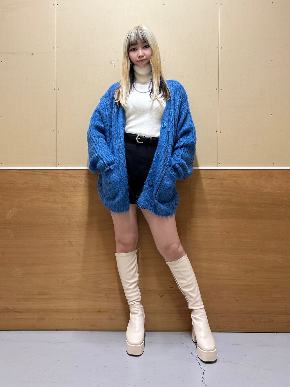 「ニット、ニットコーデ、ニットカーディガン、ニット/セーター、カーディガン、カーディガンコーデ、タートルネック、タートルネックニット、ショートパンツ、ショート丈、重ね着ベストシーズン、WEARyouthコーデ、WEGO、ブーツ、ロングブーツ」｜「WEGOのWEGO/【23年秋冬新作】リブタートルネックニット（ニット/セーター、ホワイト系）」を使った、みたんさん（レディース・160cm）の秋コーディネートの1枚目の写真