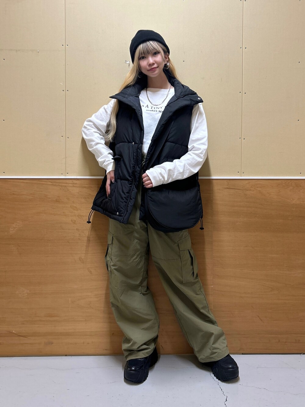 「ニット帽、ニットキャップ、ビーニー、ロンT、ベスト、ベストコーデ、ダウンベスト、カーゴパンツ、ナイロンパンツ、スニーカー、スニーカーコーデ、スニーカー女子、WEGO」｜「WEGOのWEGO/カラービーニー（ニットキャップ/ビーニー、ブラック系）」を使った、みたんさん（レディース・160cm）の秋コーディネートの1枚目の写真
