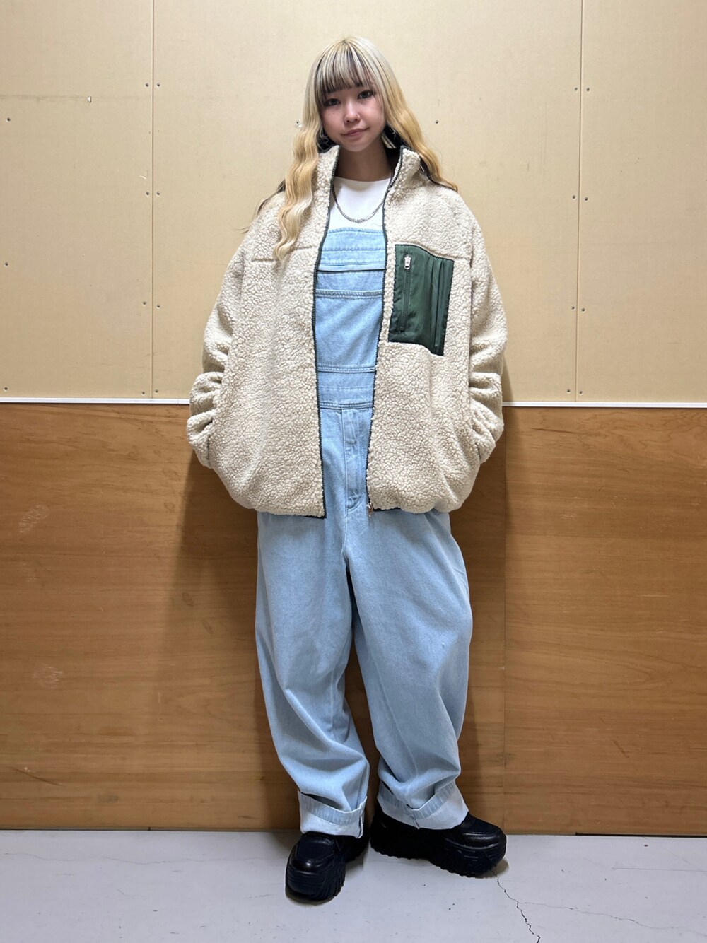 「ファッションを楽しもう、ボア、ボアジャケット、ボアブルゾン、ブルゾン、オーバーオール、デニム、デニムコーデ、でにむ、スニーカー、スニーカーコーデ、カジュアルコーデ、カジュアル、カジュアルスタイル、WEGO」｜「WEGOのWEGO/【23年秋冬新作】ボアブルゾン（ブルゾン、ベージュ系）」を使った、みたんさん（レディース・160cm）の秋コーディネートの1枚目の写真