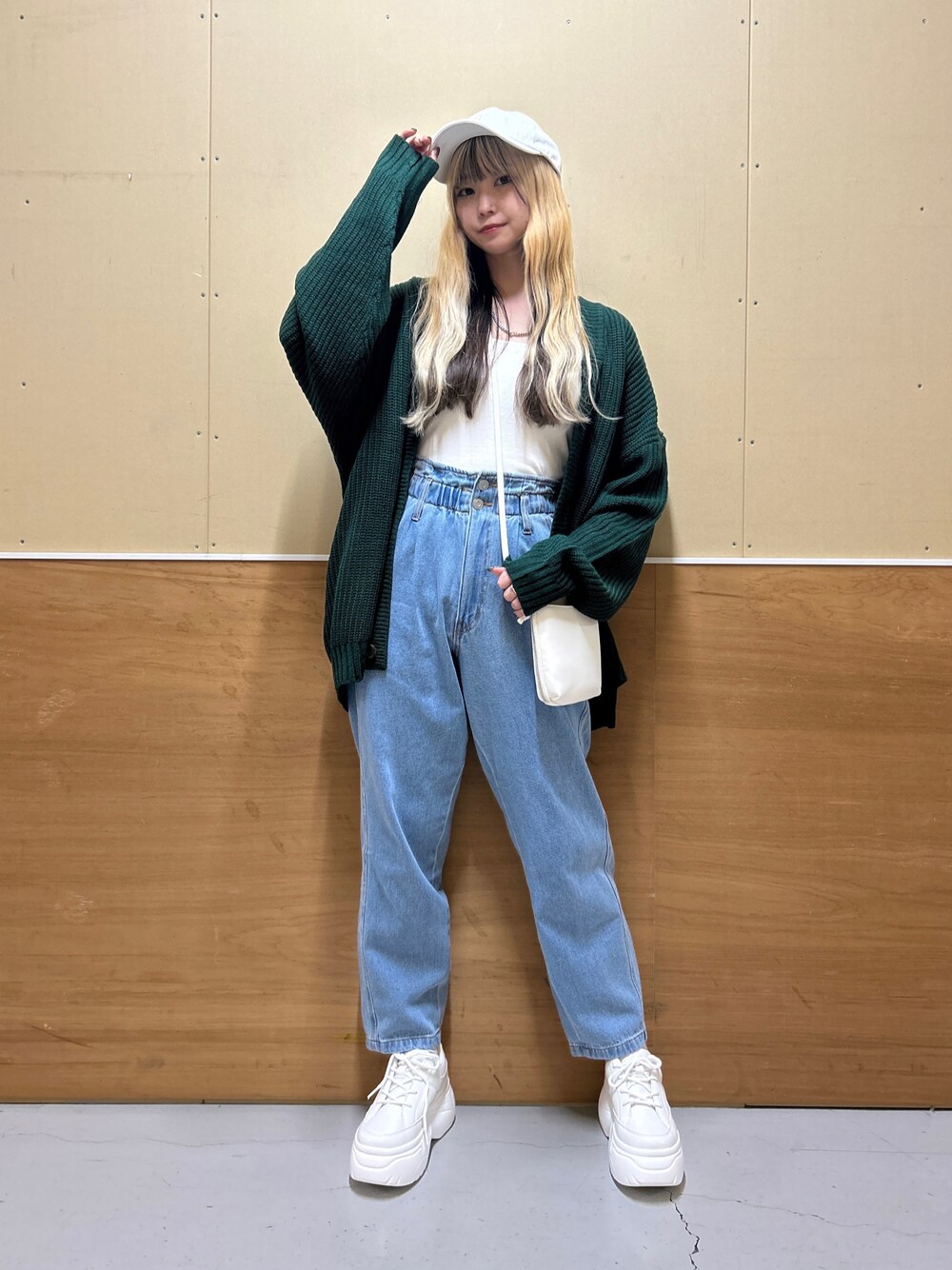 「キャップ、キャップ女子、カーディガン、カーディガンコーデ、キャミソール、マムジーンズ、デニム、デニムパンツ、デニムコーデ、でにむ、スニーカー、スニーカーコーデ、スニーカー女子、WEGO」｜「WEGOのWEGO/Mロゴキャップ（キャップ、ホワイト系）」を使った、みたんさん（レディース・160cm）の秋コーディネートの1枚目の写真
