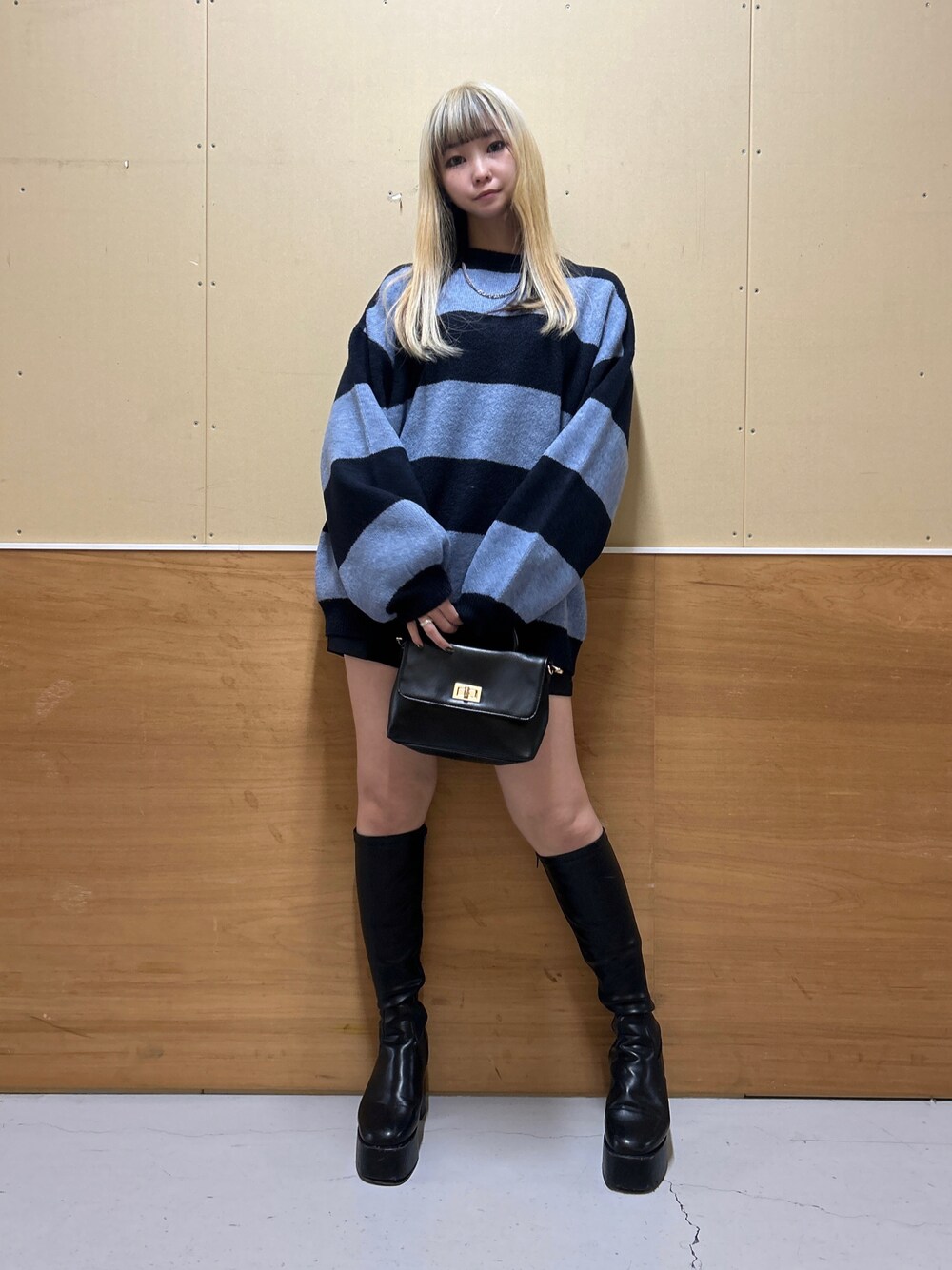 「重ね着ベストシーズン、WEARyouthコーデ、ニット、ニットワンピース、ニットコーデ、ニット/セーター、ボーダー、ボーダートップス、ボーダーニット、ブーツ、ブーツスタイル、ロングブーツ、ショートパンツ、ショート丈、WEGO」｜「WEGOのWEGO/【23年秋冬新作】ボーダーフラッフィービッグニット（ニット/セーター、ブルー系）」を使った、みたんさん（レディース・160cm）の秋コーディネートの1枚目の写真