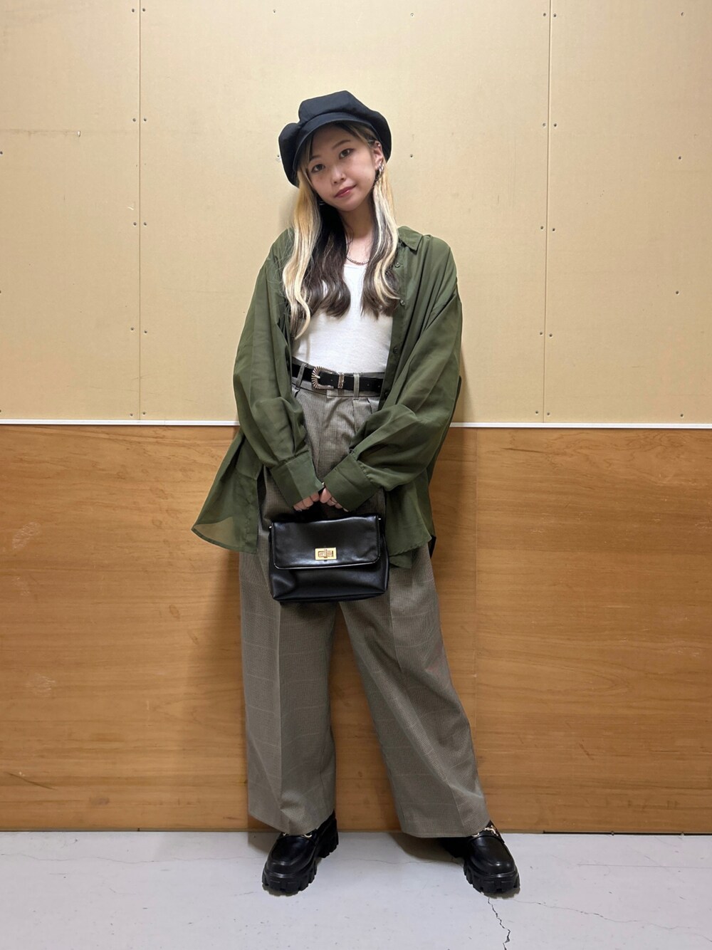 ホワイト系のキャミソール、グリーン系のシャツ/ブラウス、ブラック系のショルダーバッグを着用したレディースの夏コーディネートの1枚目の写真