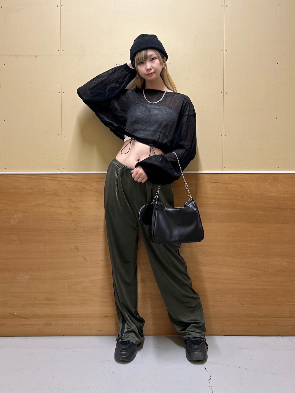 「ニット帽、ニット帽コーデ、ビーニー、メッシュ、ベロア、サテンパンツ、サテン、ラインパンツ、ストリート、ストリートコーデ、ストリートMIX」｜「WEGOのWEGO/カラービーニー（ニットキャップ/ビーニー、ブラック系）」を使った、みたんさん（レディース・160cm）の夏コーディネートの1枚目の写真