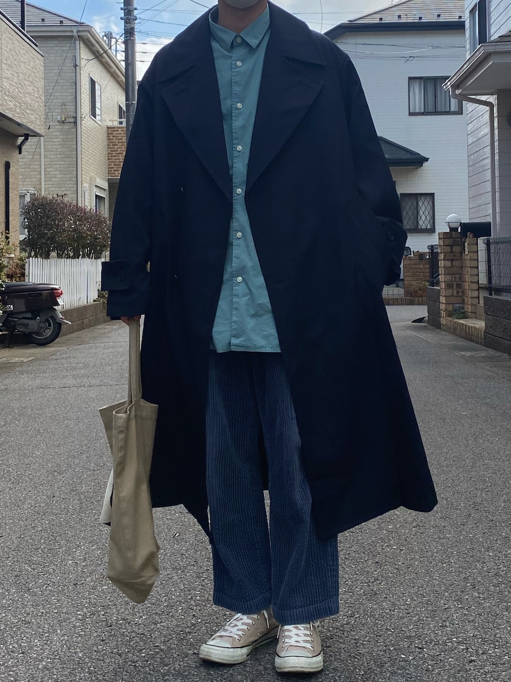 グリーン系のシャツ/ブラウス、ブルー系のトレンチコート、ブルー系のパンツを着用したメンズの冬コーディネートの1枚目の写真