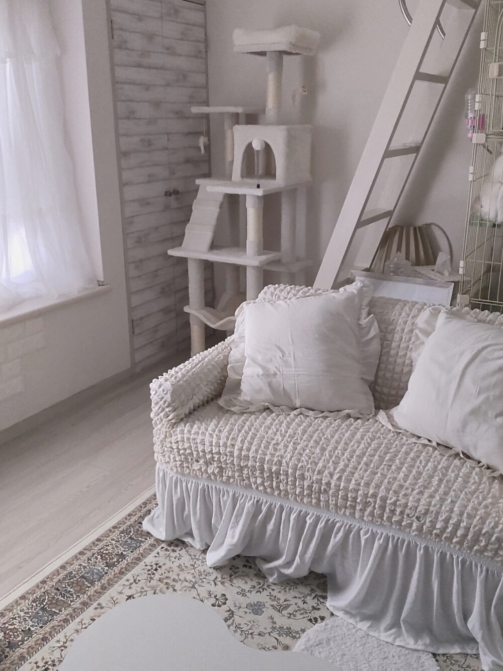 ベージュ系の家具を着用したレディースの冬コーディネートの2枚目の写真