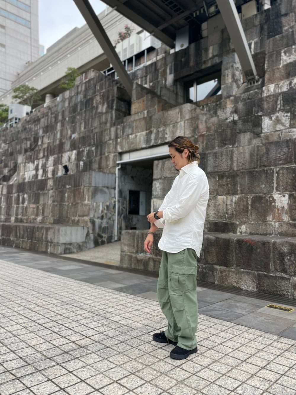 「白シャツ、シンプル、nigelcabourn、いいシャツ、大人コーデ、JACK&MARIE、GORDON MILLER、カーゴパンツ、カーキのカーゴパンツ、オックスフォードシャツ、アメカジ」｜「Nigel CabournのNigel Cabourn NEW BRITISH OFFICER'S SHIRT - TWILL (ナイジェルケーボン )(3colors)(Men's)(80420010008)（シャツ/ブラウス、ホワイト系）」を使った、みやおさん（メンズ・180cm）の秋コーディネートの1枚目の写真