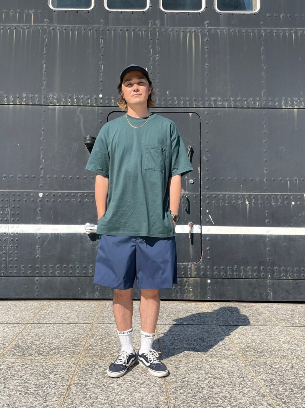 ブルー系のその他パンツ、グリーン系のTシャツ/カットソーを着用したメンズの夏コーディネートの1枚目の写真