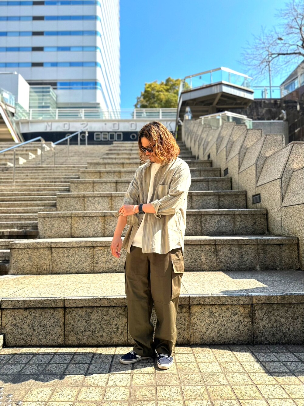 ホワイト系のTシャツ/カットソーを着用したメンズの春コーディネートの1枚目の写真