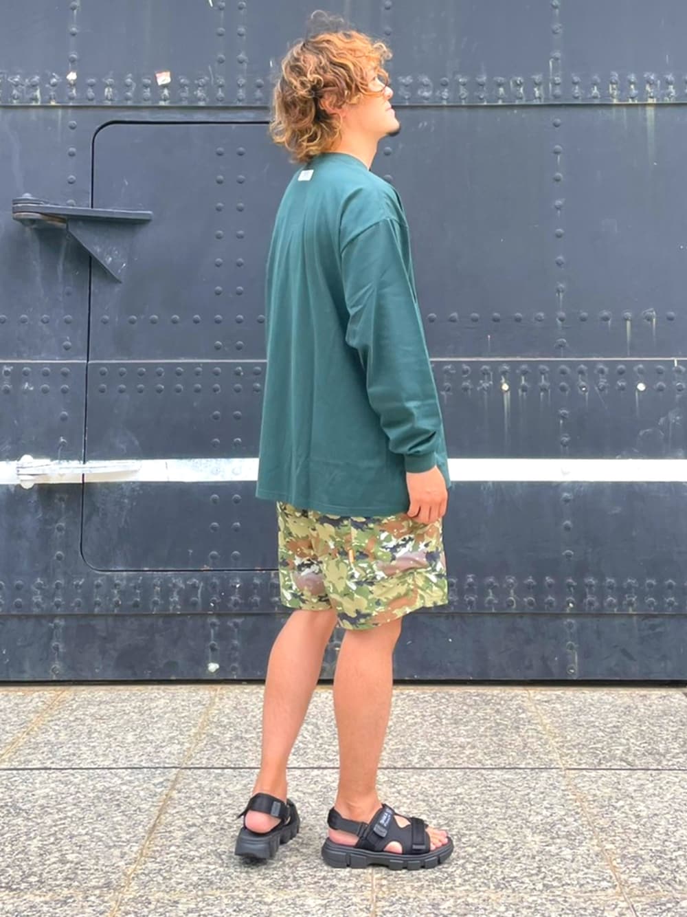 ブラック系のサンダル、グリーン系のTシャツ/カットソー、その他のその他パンツを着用したメンズの夏コーディネートの1枚目の写真