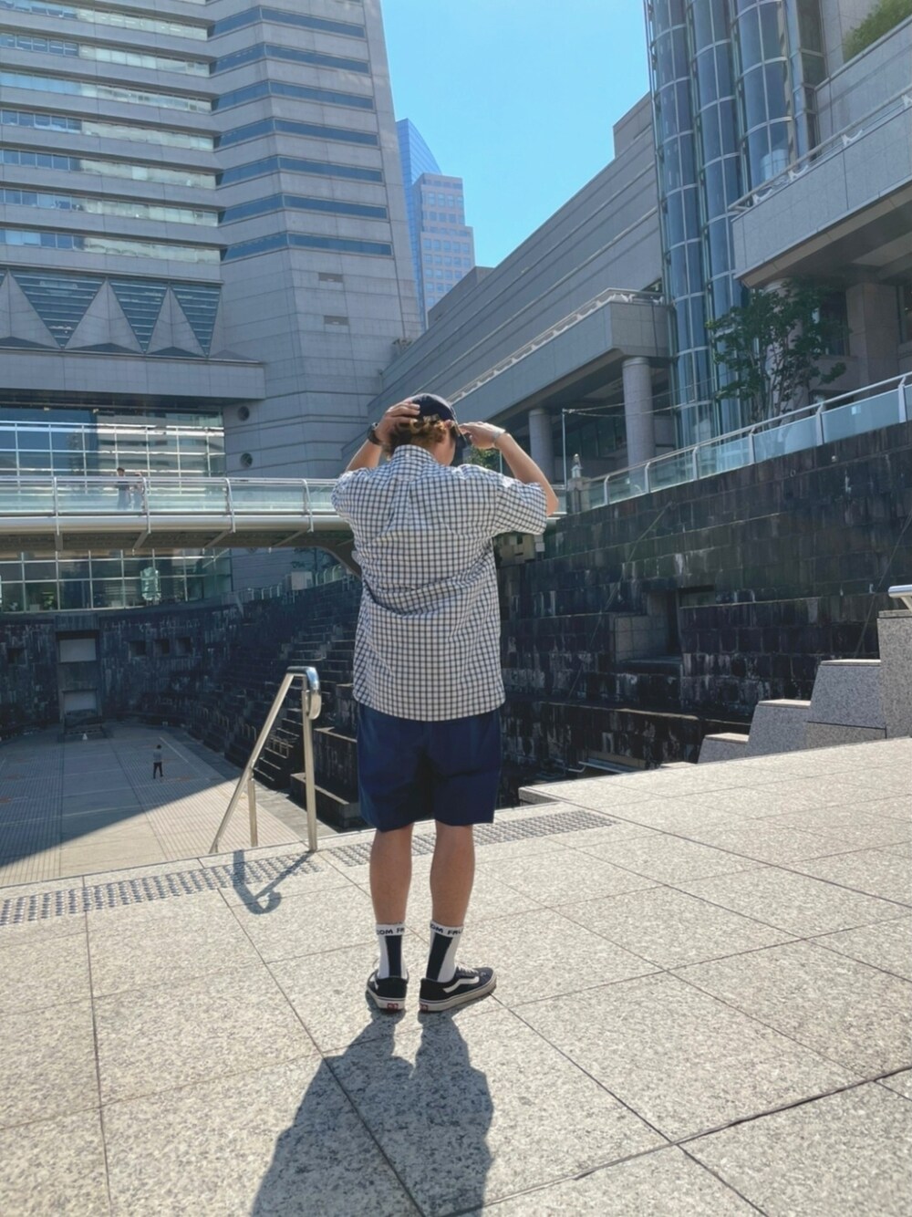 ブルー系のその他パンツ、ブルー系のシャツ/ブラウスを着用したメンズの夏コーディネートの1枚目の写真