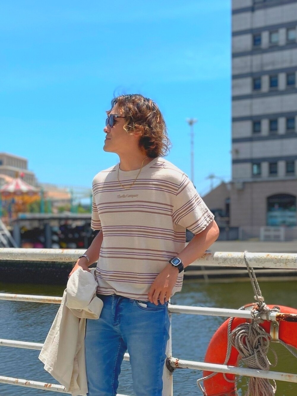 ブルー系のデニムパンツ、ホワイト系のシャツ/ブラウス、ホワイト系のTシャツ/カットソーを着用したメンズの夏コーディネートの1枚目の写真