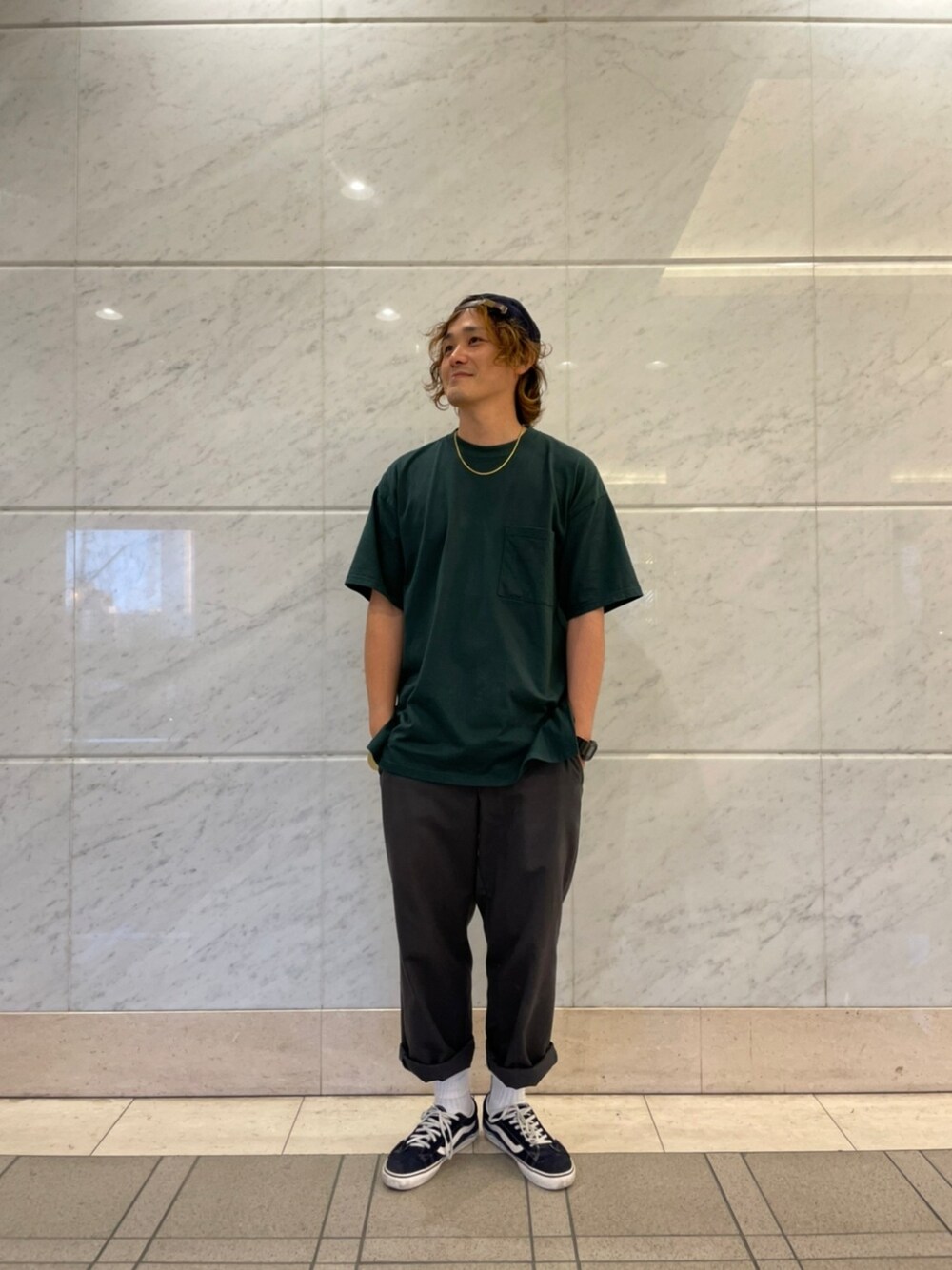 グリーン系のTシャツ/カットソーを着用したメンズの夏コーディネートの1枚目の写真
