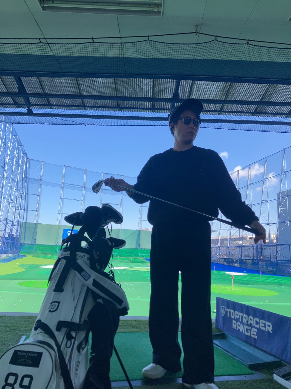 「ゴルフウェア、ゴルフ、GOLF、ゴルフ男子、モノトーン」｜「ECCOのエコー メンズ BOA 防水 ゴルフシューズ バイオム エイチフォー（その他シューズ、ホワイト系）」を使った、tutta（相互フォロー）さん（メンズ・168cm）の春コーディネートの1枚目の写真