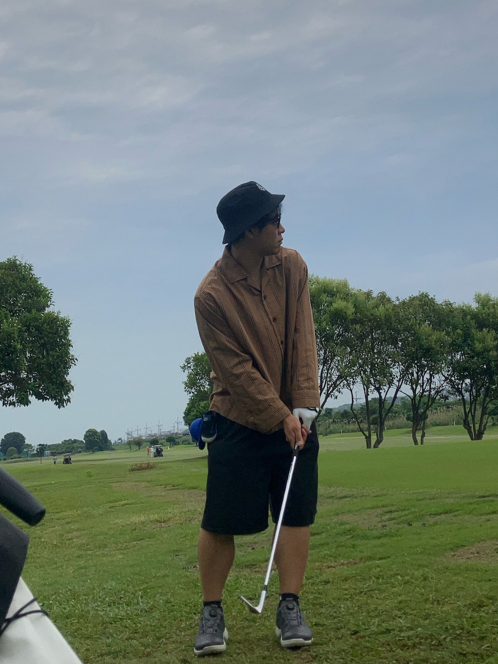 「柄シャツ、ゴルフ、ゴルフ男子、スポーツミックス、GOLF、ゴルフコーデ夏、ゴルフスタイル」｜「ECCOのエコー メンズ BOA 防水 ゴルフシューズ バイオム エイチフォー（その他シューズ、ホワイト系）」を使った、tutta（相互フォロー）さん（メンズ・168cm）の夏コーディネートの1枚目の写真