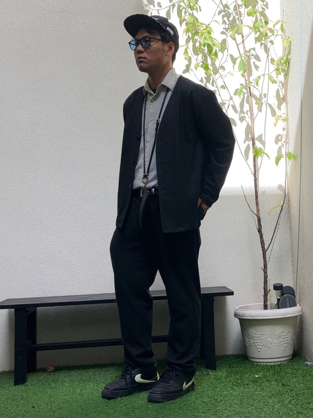 「シンプルコーデ、オトナカジュアル、休日コーデ、秋服コーデ、ブラック、キャップ、スラックス、セットアップ、セットアップスタイル」｜「NIKEのアイテム（スニーカー、ブラック系）」を使った、tutta（相互フォロー）さん（メンズ・168cm）の秋コーディネートの1枚目の写真