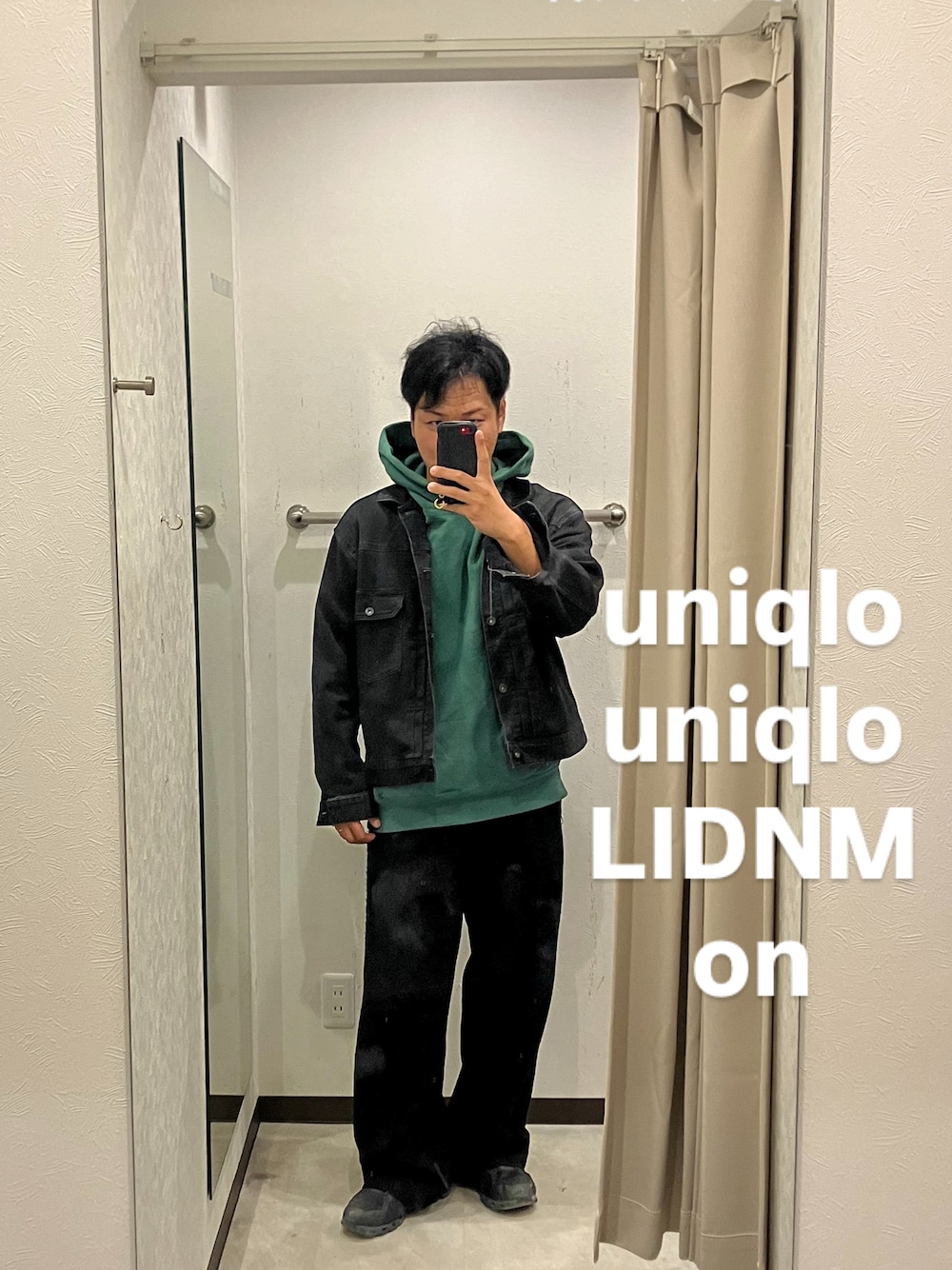 ブラック系のその他パンツ、ブラック系のスニーカー、ブラック系のデニムジャケットを着用したメンズの秋コーディネートの1枚目の写真