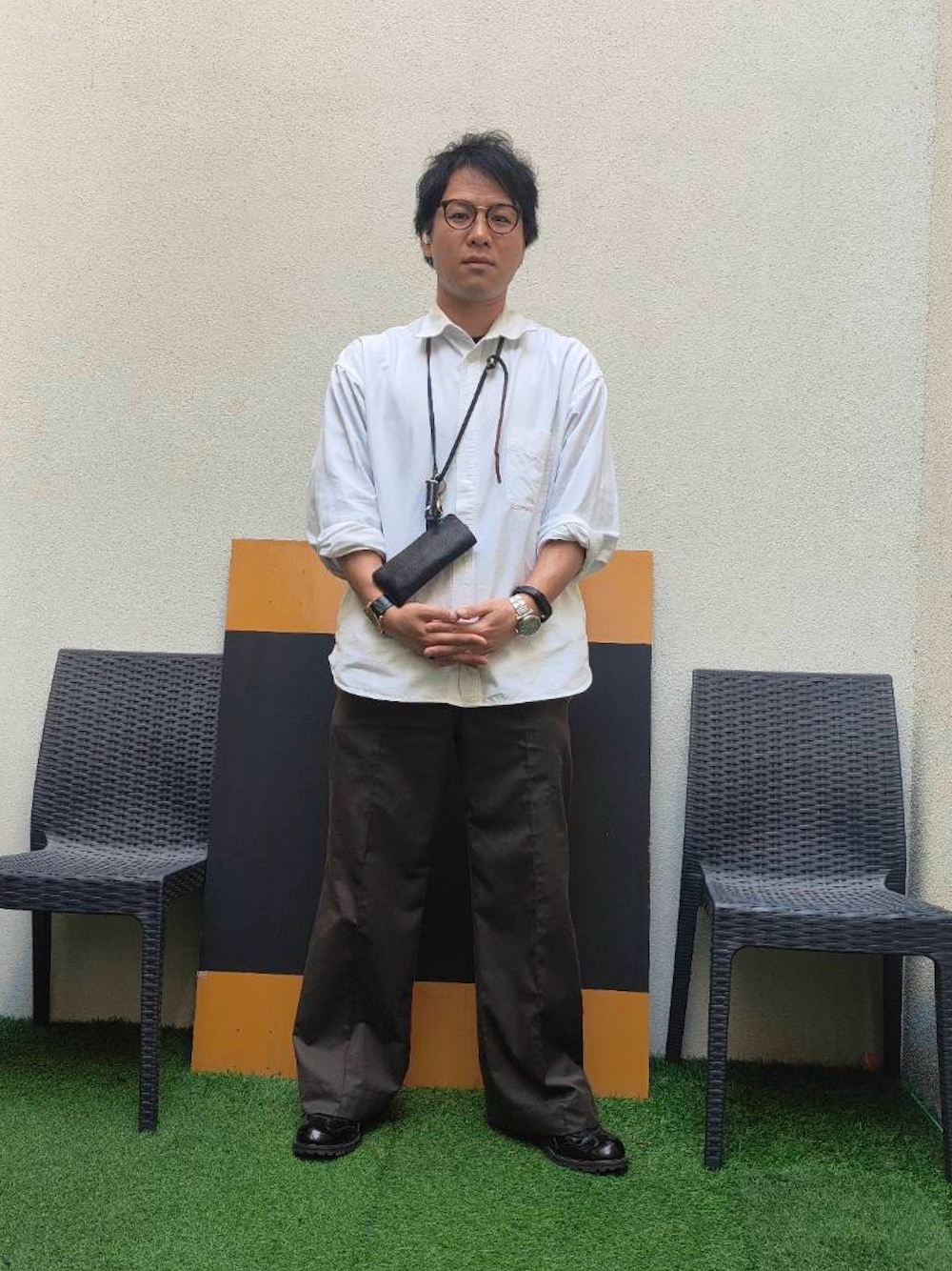 「春めき満開コーデ、白シャツ、休日スタイル、いいね、save、フォローお願いします🤑、革靴、大人コーデ」｜「CASPER JOHNのStraight slacks/ストレートスラックス（スラックス、ブラウン系）」を使った、tutta（相互フォロー）さん（メンズ・168cm）の春コーディネートの1枚目の写真