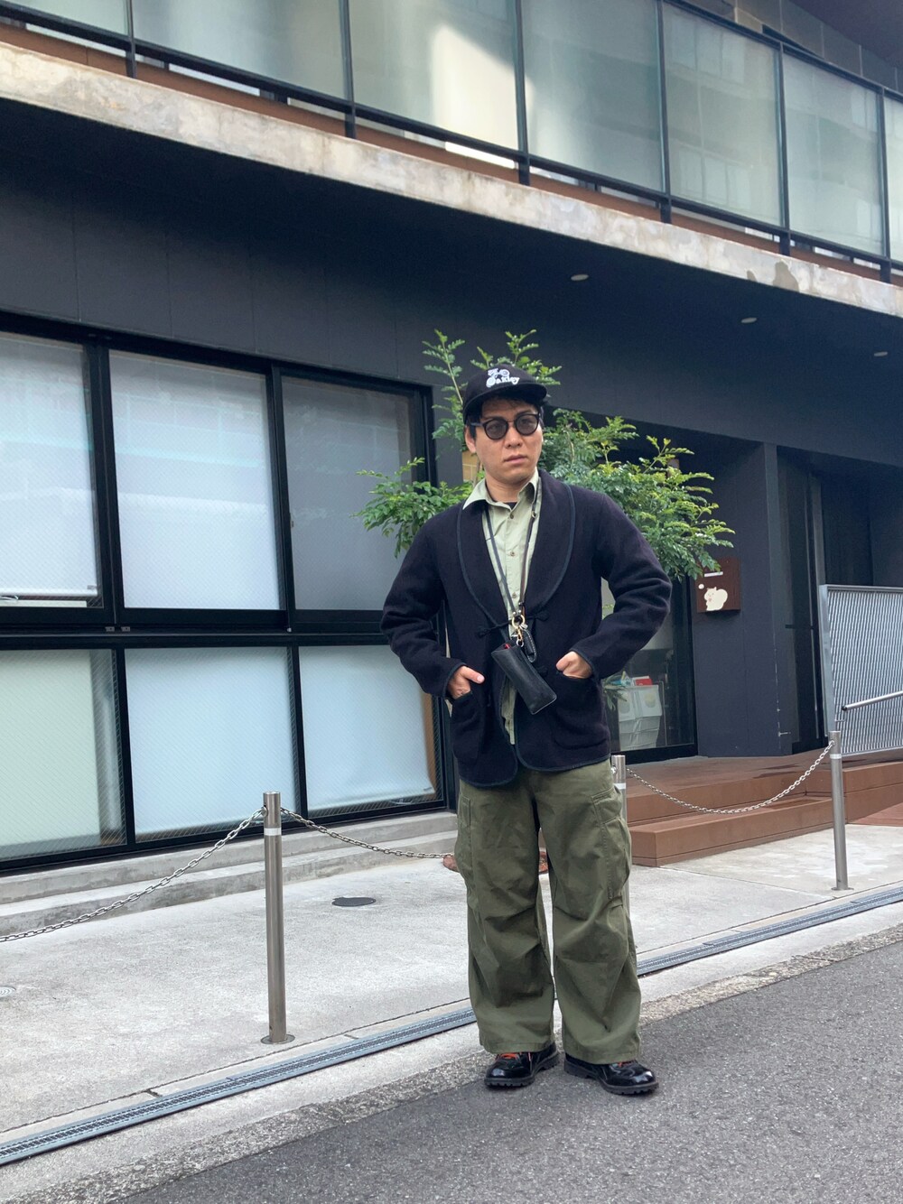 「今日のコーデ、大人カジュアル、プチプラ、GU、UNIQLO、UNIQLO U、メガネ男子」｜「GUのアイテム（カーゴパンツ、グリーン系）」を使った、tutta（相互フォロー）さん（メンズ・168cm）の冬コーディネートの1枚目の写真