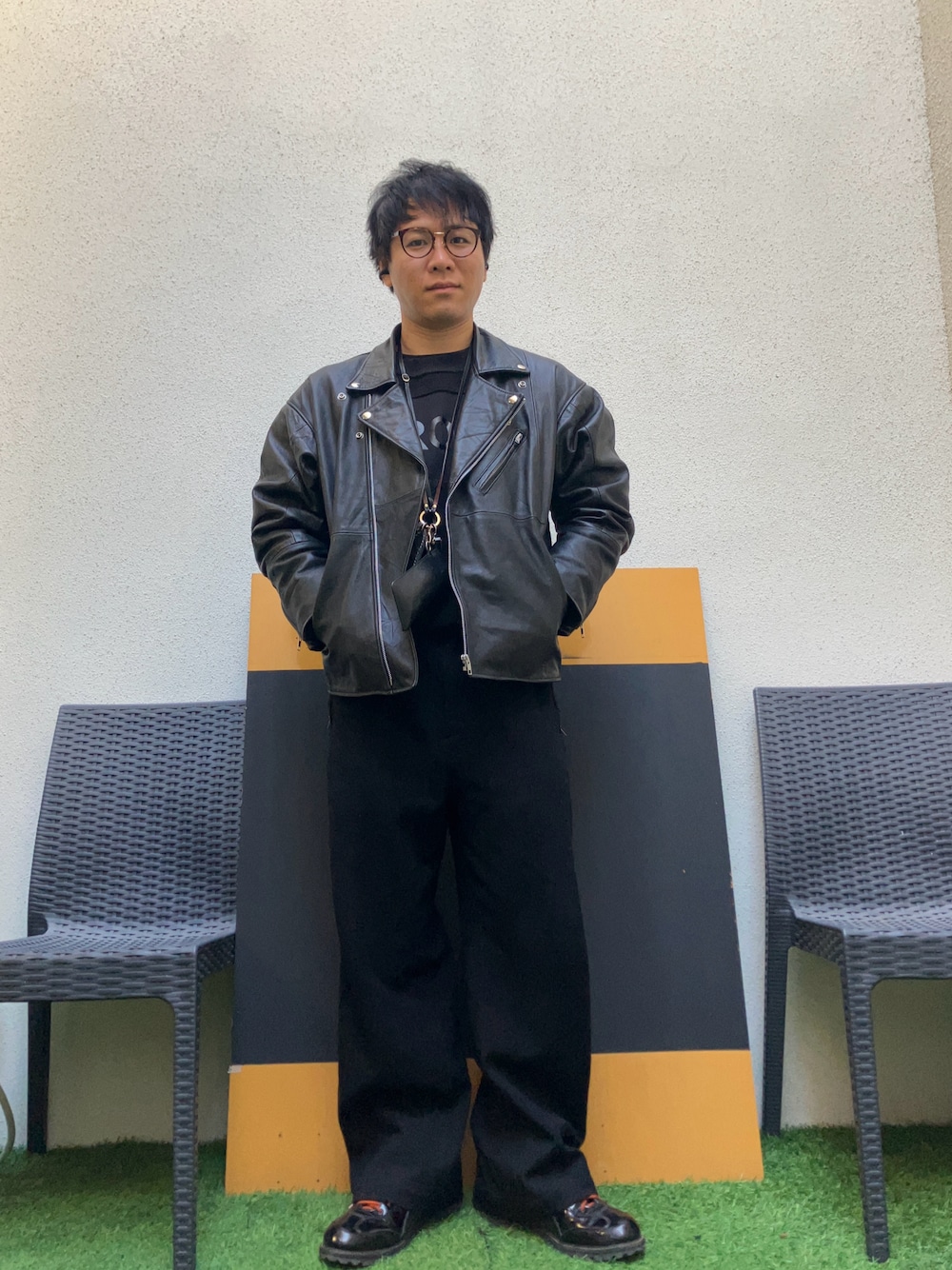「ブラック、ブラックコーデ、レザー、ライダース、ダブルライダース」｜「Onitsuka Tigerの【Onitsuka Tiger】RINKAN BOOT（スニーカー、ブラック系）」を使った、tutta（相互フォロー）さん（メンズ・168cm）の冬コーディネートの1枚目の写真