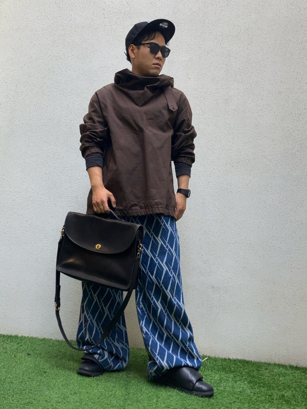 「春服コーデ、シンプルコーデ、パーカー、マウンテンパーカー、古着MIX、ショルダーバッグ、ショルダーバック、ショルターバッグ、トートバッグ」｜「COACHのアイテム（バッグ、ブラック系）」を使った、tutta（相互フォロー）さん（メンズ・168cm）の春コーディネートの1枚目の写真