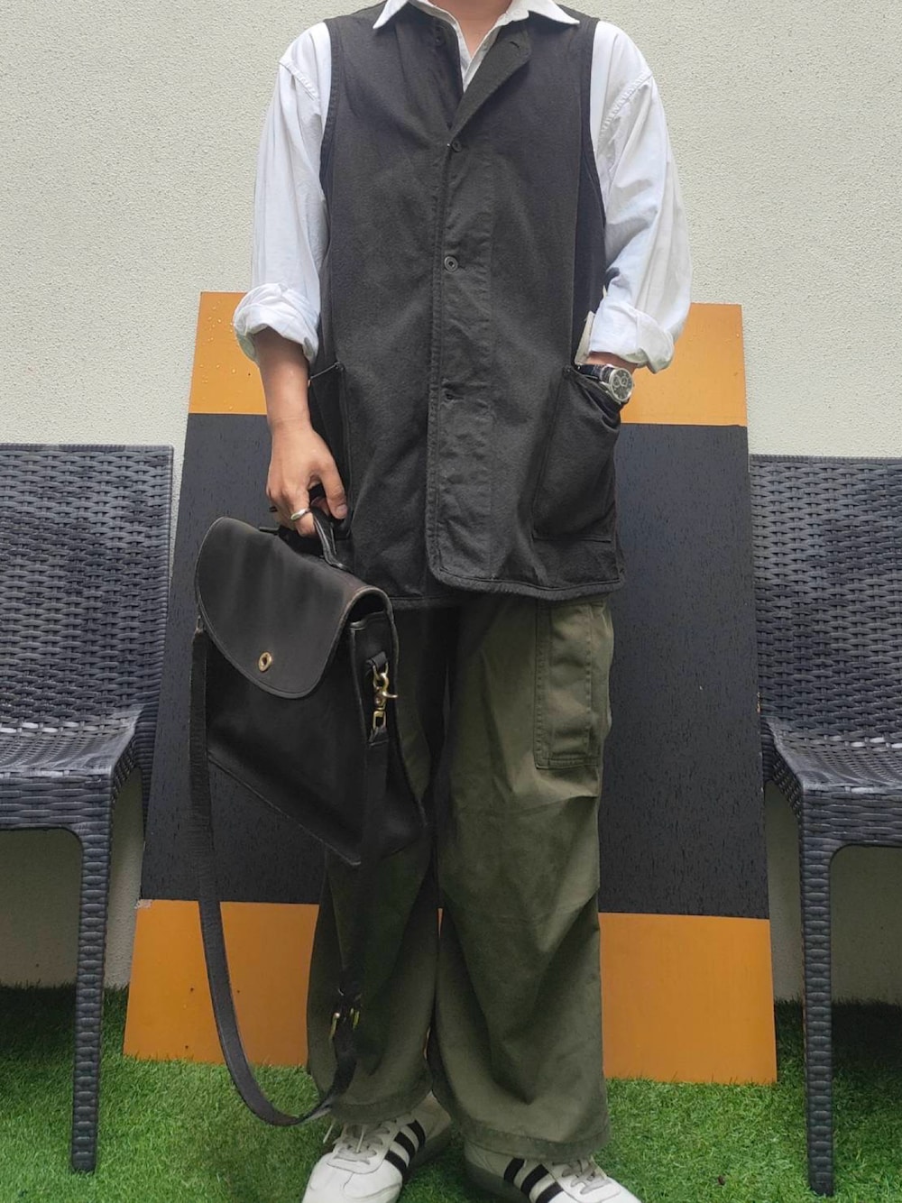 「白シャツ、ベスト、ベスト×シャツ、ショルダーバッグ、COACH、カジュアルコーデ、大人カジュアル」｜「無印良品のアイテム（シャツ/ブラウス、ホワイト系）」を使った、tutta（相互フォロー）さん（メンズ・168cm）の春コーディネートの1枚目の写真