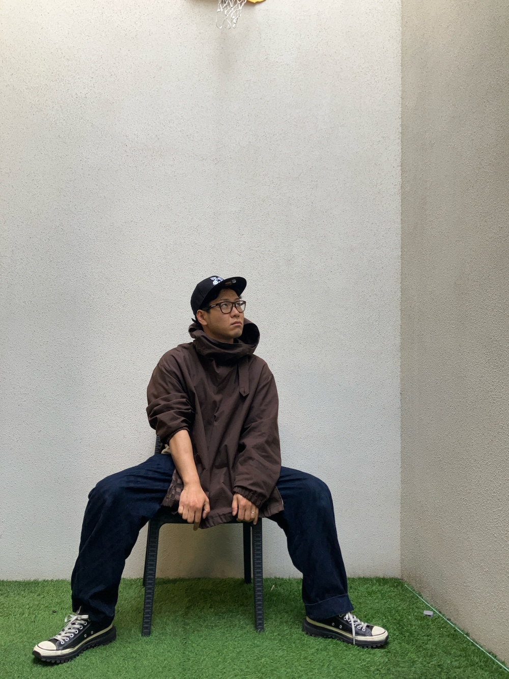 「休日スタイル、メンズファッション、シンプルスタイル、キャップ、ストリート、おでかけコーデ、スニーカー、メガネ男子、春夏コーデ、アウトドア、アウトドアスタイル、アウターコーデ、アウトドアコーデ、スポーツミックス」｜「MACKINTOSH LONDONのウールサキソニーフーデッドロングダウンアウター（ダウンジャケット/コート、ブラウン系）」を使った、tutta（相互フォロー）さん（メンズ・168cm）の春コーディネートの1枚目の写真