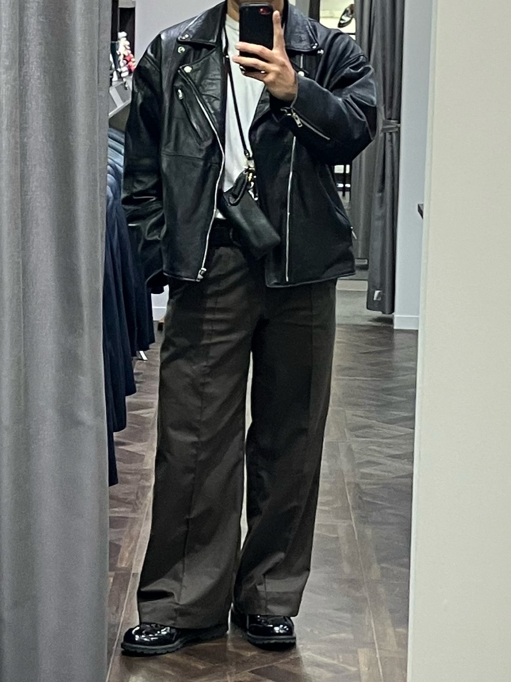 「春夏コーデ、レザージャケット、ライダース、黒×ブラウン、ブラック、40代ファッション」｜「CASPER JOHNのStraight slacks/ストレートスラックス（スラックス、ブラウン系）」を使った、tutta（相互フォロー）さん（メンズ・168cm）の春コーディネートの1枚目の写真