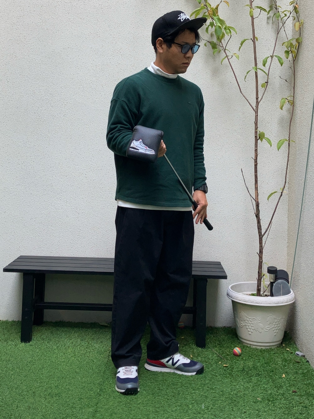 「ゴルフ、ゴルフウェア、ゴルフコーデ、ゴルフ男子、ゴルフウェアメンズ、ニット、休日コーデ、ゴルフスタイル、ゴルフファッション」｜「EMMA CLOTHESのTRストレッチスーツ地 ストレート 1タック センタープレス ワイドパンツ EMMA CLOTHES（スラックス、ブラック系）」を使った、tutta（相互フォロー）さん（メンズ・168cm）の冬コーディネートの1枚目の写真