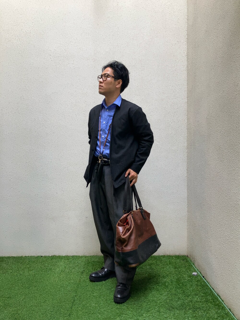 「メンズコーデ、オトナカジュアル、シンプルコーデ、カジュアルコーデ、春服、トートバッグ、デニム、春服コーデ、低身長コーデ」｜「master-pieceのgloss　トートバッグ　/　01643-v3（トートバッグ、ブラウン系）」を使った、tutta（相互フォロー）さん（メンズ・168cm）の春コーディネートの1枚目の写真