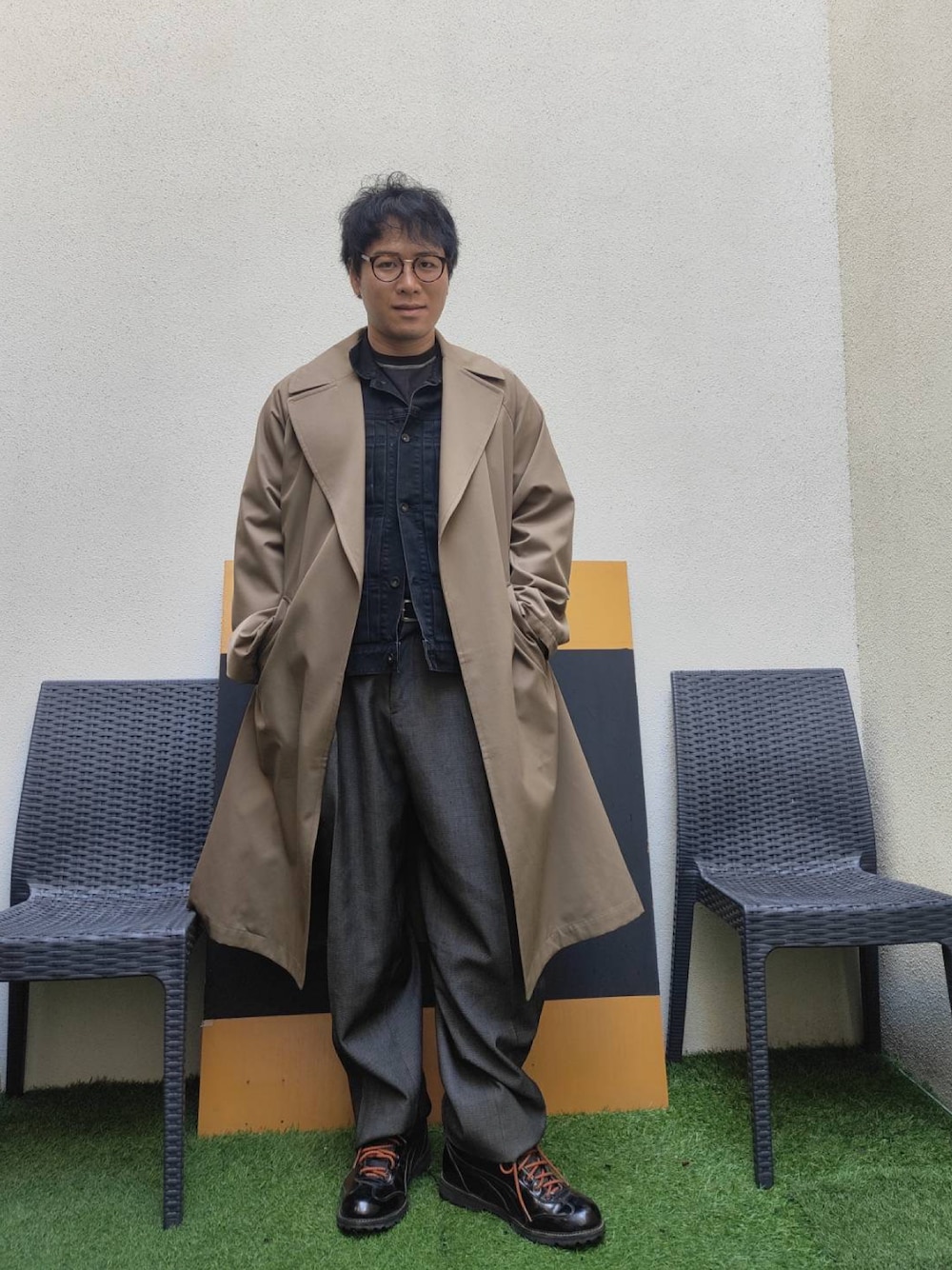 「今日のコーデ、大人コーデ、ベージュコーデ、ベージュ、春服コーデ、春アウター、トレンチコート」｜「Onitsuka Tigerの【Onitsuka Tiger】RINKAN BOOT（スニーカー、ブラック系）」を使った、tutta（相互フォロー）さん（メンズ・168cm）の春コーディネートの1枚目の写真