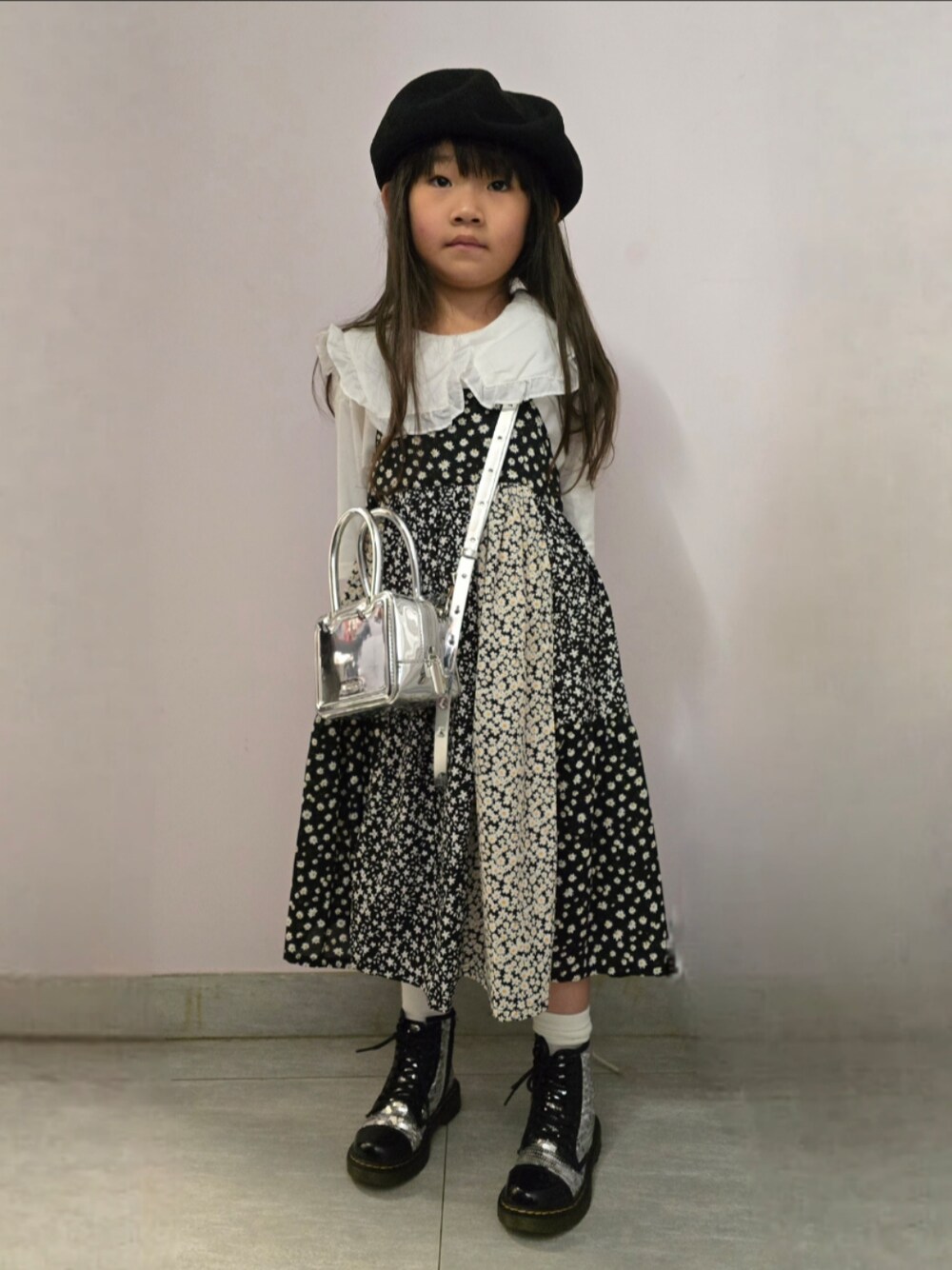 「キッズファッション、ベレー帽、シャツ、ドレス、ブーツ、Dr.Martens、ショルダーバッグ、CHARLES＆KEITH、5歳、女の子」｜「noneのアイテム（ハンチング/ベレー帽、ブラック系）」を使った、Cressida.Cさん（キッズ・110cm）の夏コーディネートの1枚目の写真