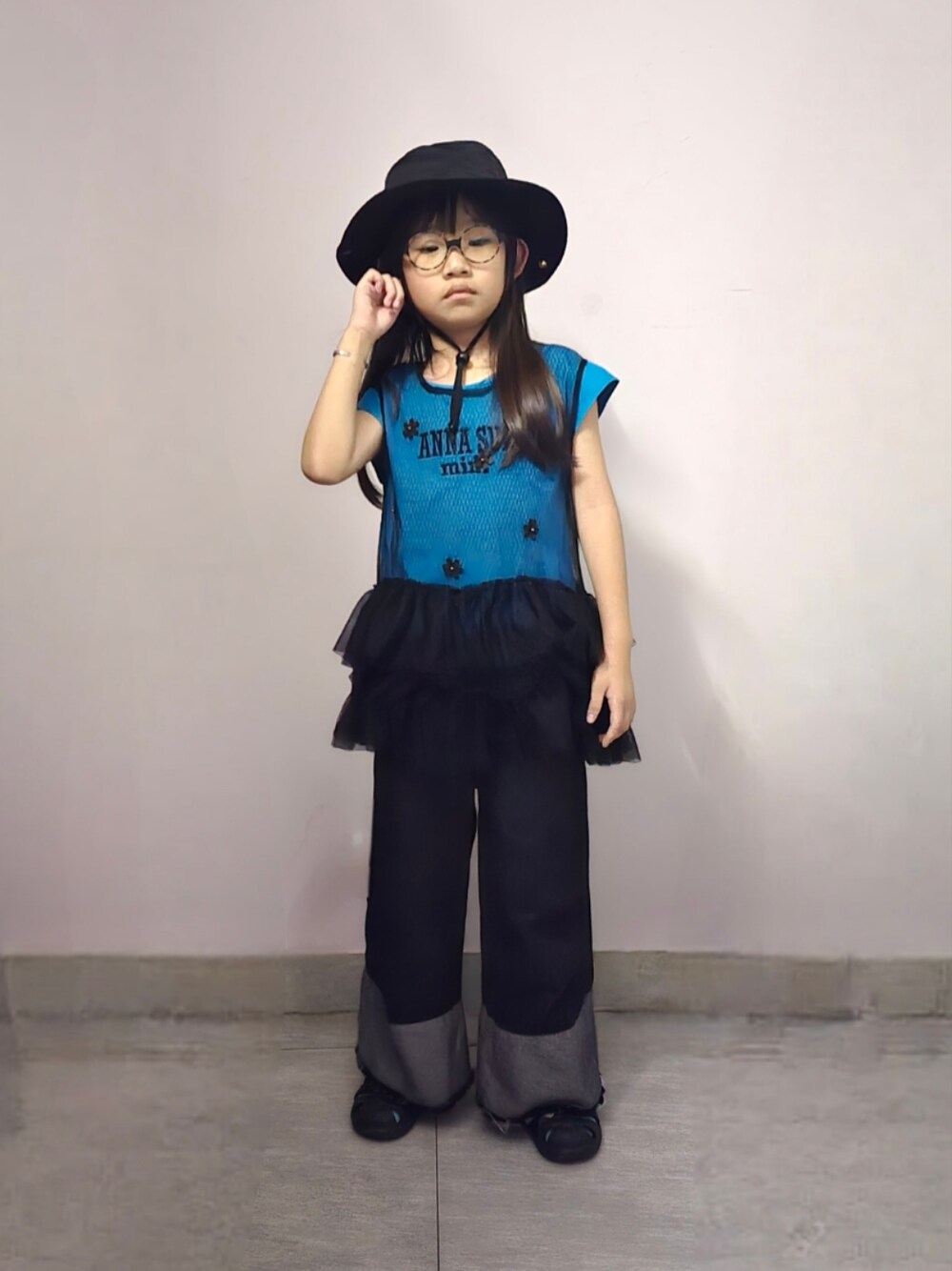 「帽子、ベスト、デニムパンツ、サンダル、サンダルに靴下、ANNA SUI mini」｜「noneのアイテム（デニムパンツ、ブルー系）」を使った、Cressida.Cさん（キッズ・120cm）の夏コーディネートの1枚目の写真