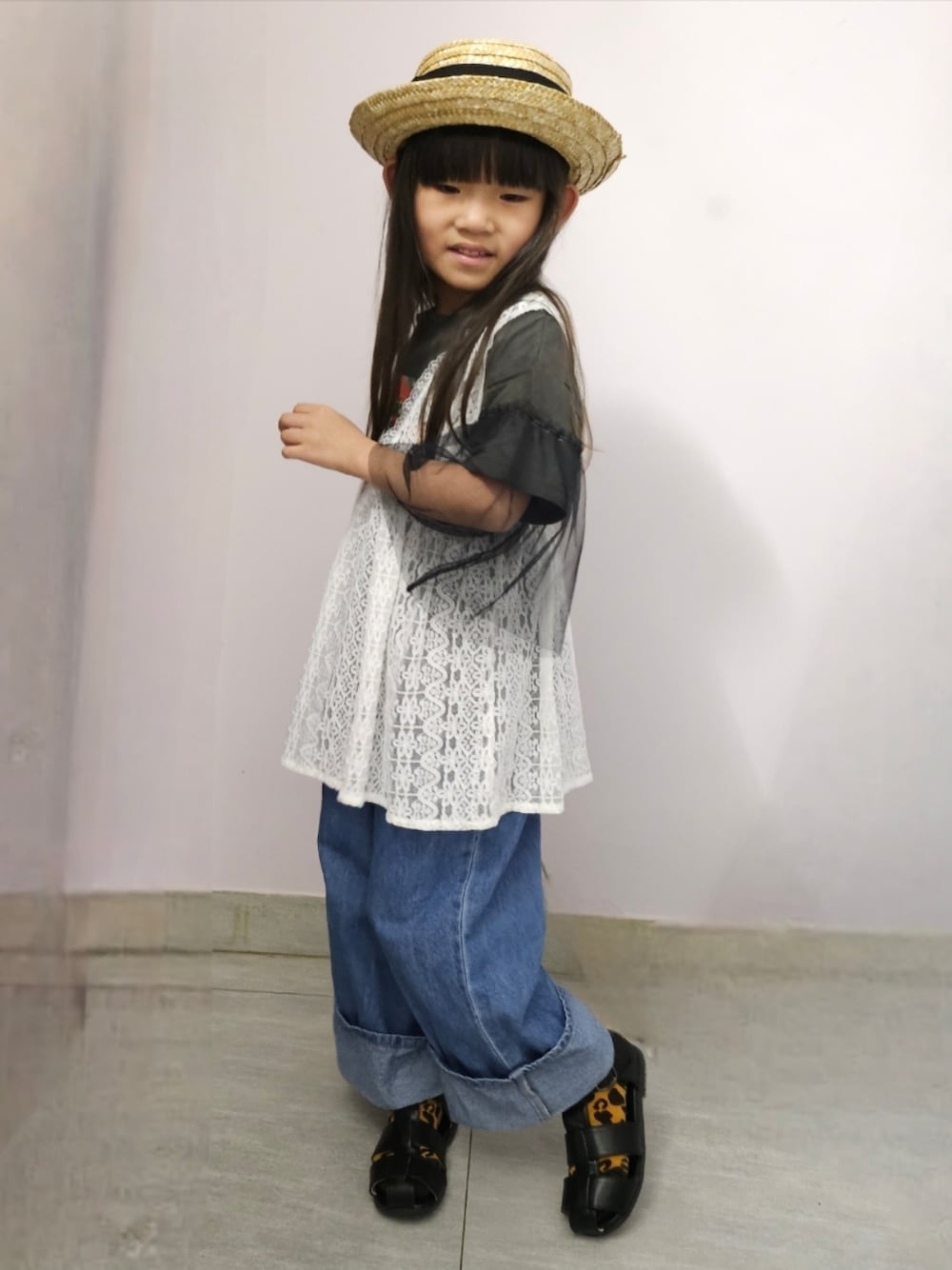 「シャツ好き集まれ、春コーデ、女の子、Tシャツ、ドレス、デニムパンツ、サンダル、サンダルに靴下、markey's、Branshes、DENIM DUNGAREE、麦わら帽子、子供服」｜「my little wonderのアイテム（デニムパンツ、ブルー系）」を使った、Cressida.Cさん（キッズ・110cm）の夏コーディネートの1枚目の写真