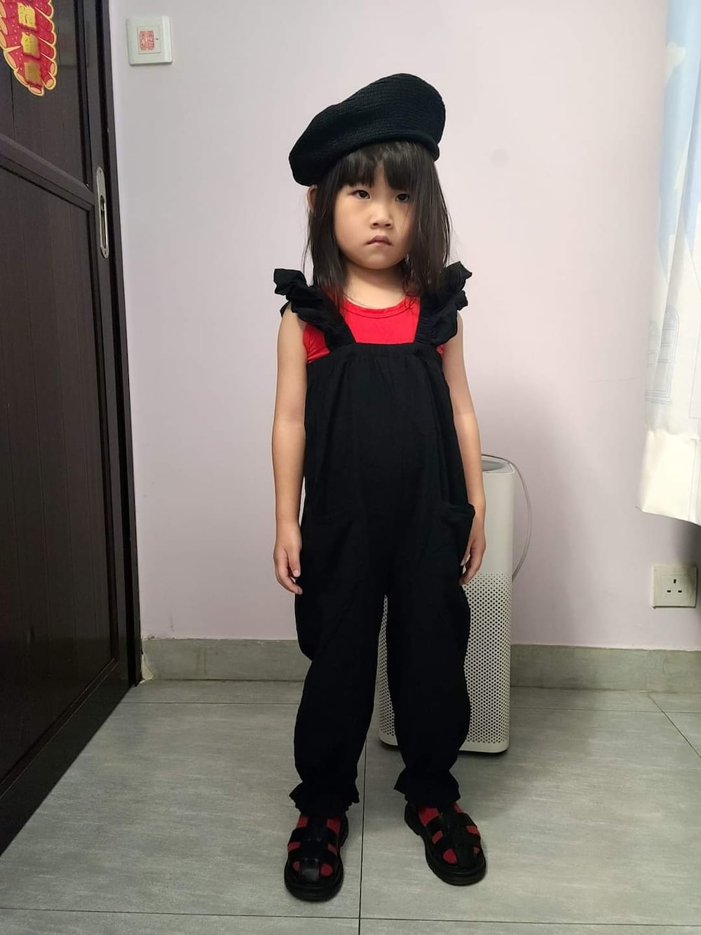 「女の子、ベレー帽、オーバーオール、サンダル、サンダルに靴下、100cm、3歳、子供服、子供カッコイイ、子供コーデ」｜「noneのアイテム（ハンチング/ベレー帽、ブラック系）」を使った、Cressida.Cさん（キッズ・100cm）の夏コーディネートの1枚目の写真