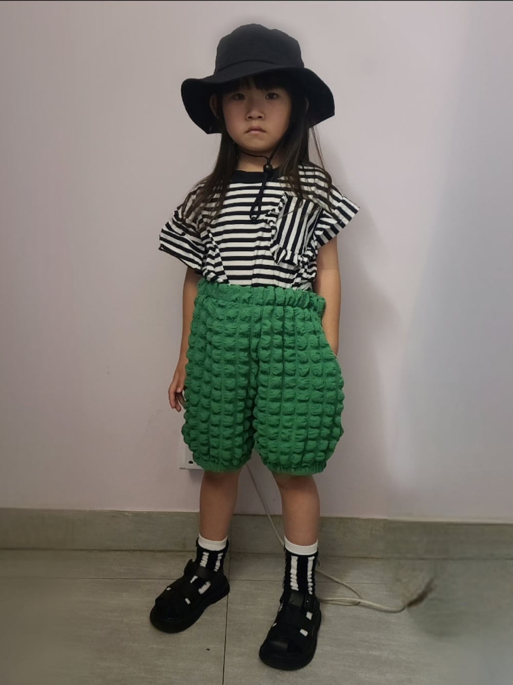 「夏コーデ、女の子、Tシャツ、ショートパンツ、サンダル、サンダルに靴下、Branshes、帽子、4歳」｜「noneのアイテム（サンダル、ブラック系）」を使った、Cressida.Cさん（キッズ・110cm）の夏コーディネートの1枚目の写真