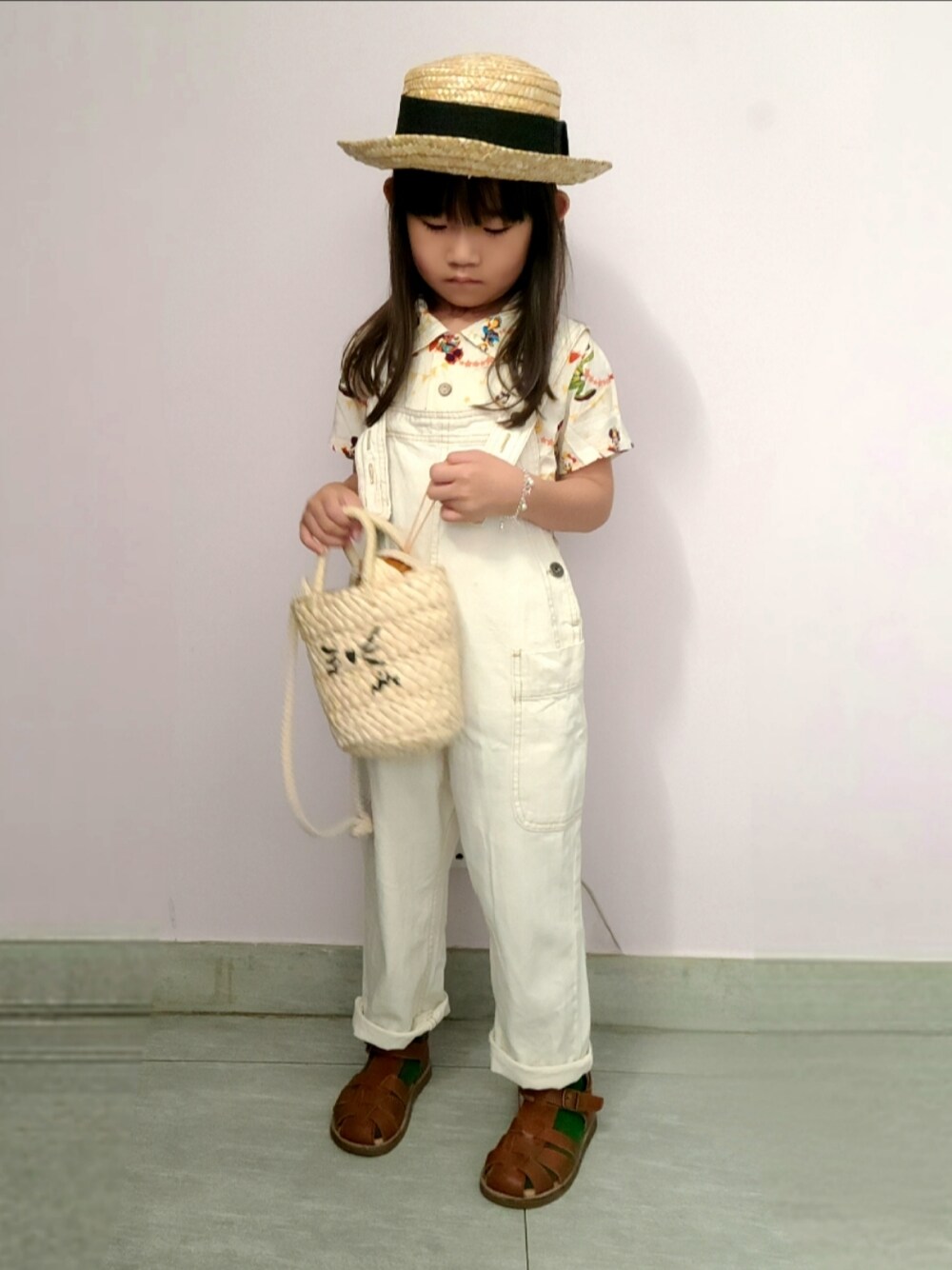 「麦わら帽子、シャツ、ショルダーバッグ、サンダル、オーバーオール、disney、markey's、ZARA KIDS、女の子、女の子コーデ、4歳」｜「noneのアイテム（サンダル、ブラウン系）」を使った、Cressida.Cさん（キッズ・110cm）の夏コーディネートの1枚目の写真