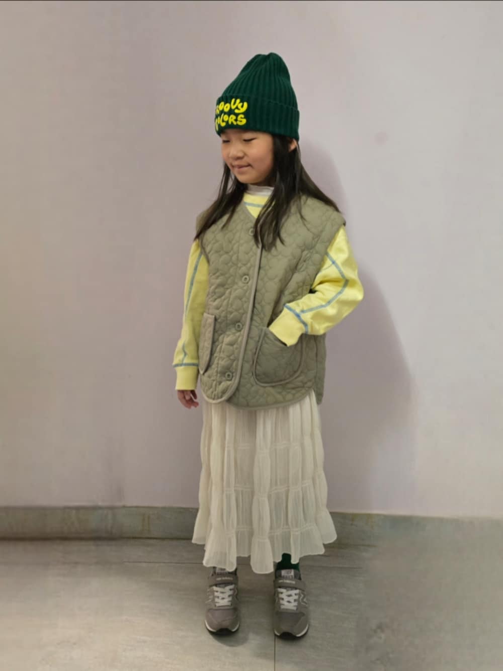 「帽子、セーター、ベスト、スカート、スニーカー、groovy colors、New Balance、キッズファッション、女の子」｜「noneのアイテム（ブルゾン、グリーン系）」を使った、Cressida.Cさん（キッズ・120cm）の冬コーディネートの1枚目の写真