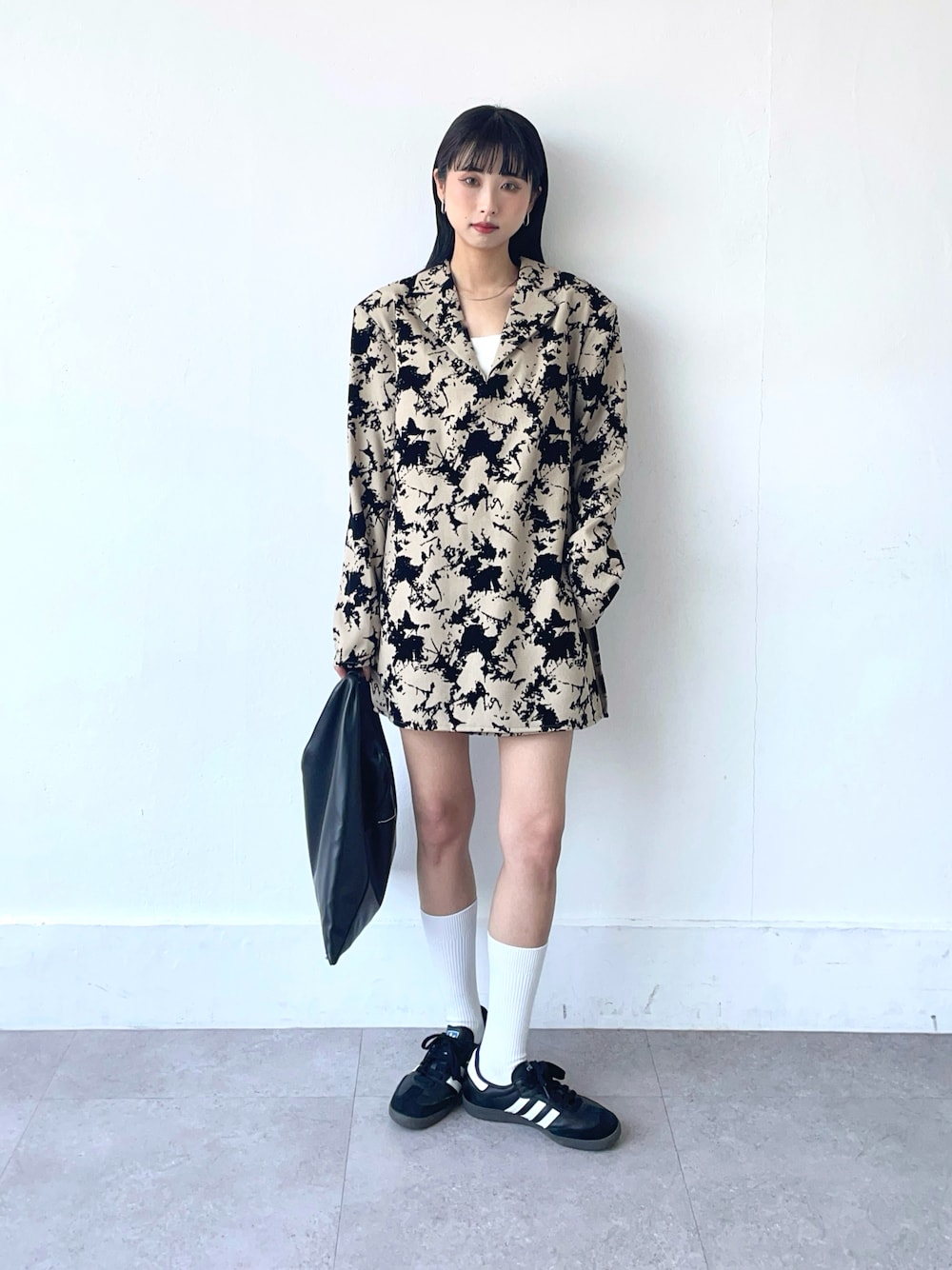「大人かわいい、今日のコーデ、大人女子、きれいめカジュアル、スニーカー、大人ガーリー、スカート、ワンピース、ワントーンコーデ、春コーデ、春、骨格ウェーブ、黒、いいね、save、フォローお願いします🤑、ootd」｜「AMAILのPower box dress（サロペット/オーバーオール、ベージュ系）」を使った、じまれなさん（レディース・162cm）の春コーディネートの1枚目の写真