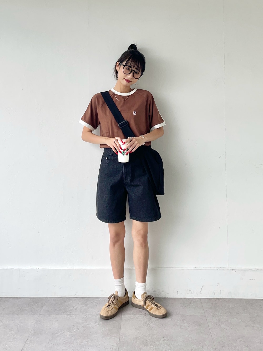 「プチプラ、夏コーデ、さらっと晴れやかスナップ、夏ファッション、初夏コーデ、おしゃれさんと繋がりたい、カジュアルコーデ、夏、Tシャツ、スニーカー、ボーイッシュ、Tシャツコーデ、24ssトレンド、高身長コーデ、ハーフパンツ」｜「adidasのタバコ グルーエン / Tobacco Gruen / アディダス adidas（スニーカー、ブラウン系）」を使った、じまれなさん（レディース・162cm）の夏コーディネートの1枚目の写真