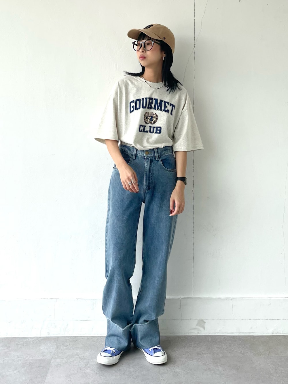 「夏コーデ、夏、Tシャツ、ロゴT、キャップ、デニム、デニムパンツ、デニムコーデ、ootd、outfit、おしゃれさんと繋がりたい、スニーカーコーデ、コンバース、ハイカットスニーカー、私の推しブランド」｜「ChillfarのアソートヴィンテージTシャツ/コットン100％（Tシャツ/カットソー、ベージュ系）」を使った、じまれなさん（レディース・162cm）の夏コーディネートの1枚目の写真