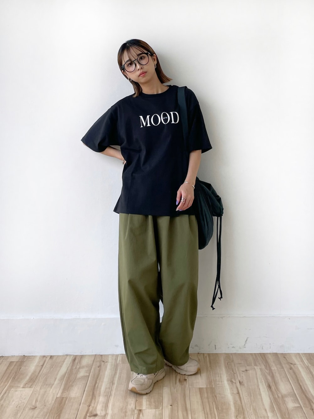 「夏コーデ、夏、Tシャツ、メンズコーデ、メンズファッション、ストリート、韓国ファッション、カーゴパンツ、ブラック、スニーカー、メガネ女子、おしゃれさんと繋がりたい、ootd、outfit、ミリタリー」｜「ZIP FIVEの【ユニセックス】3タイプ 刺繍・プリントデザイン＆フォトデザイン ビッグシルエットアソートTシャツ（Tシャツ/カットソー、ブラック系）」を使った、じまれなさん（レディース・162cm）の春コーディネートの1枚目の写真