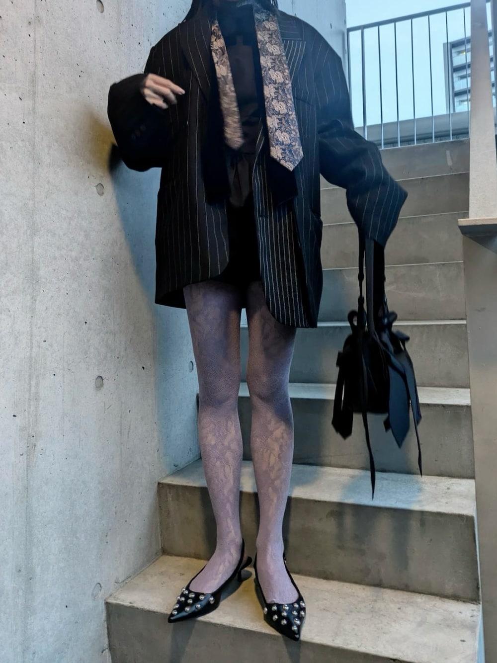 「ootd、ジャケット、プチプラ、ピンストライプ、ZARA、ネクタイ、レース、カラータイツ」｜「ZARAのアイテム（パンプス、ブラック系）」を使った、Nさん（骨格ウェーブ・レディース・163cm）の春コーディネートの1枚目の写真