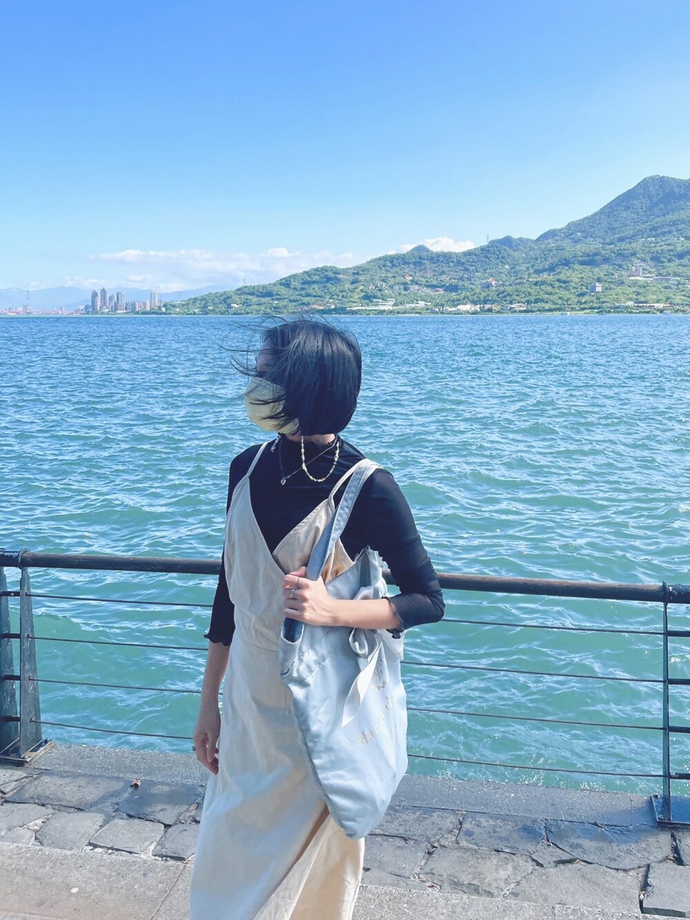 「ootd、洋裝、海」｜「A ROOM MODELのアイテム（ジャンパースカート、ベージュ系）」を使った、sakanayuyuさん（レディース・150cm）の冬コーディネートの1枚目の写真