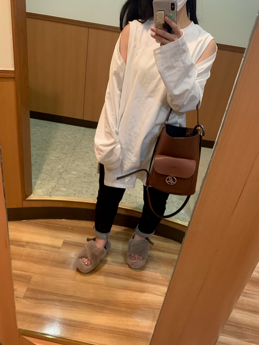 「低身長、大人カジュアル、ファーサンダル、白Tシャツ、シンプル」｜「agnes b.のPAS13-04 2wayショルダーバッグ（ショルダーバッグ、ブラウン系）」を使った、ぴさん（レディース・142cm）の秋コーディネートの1枚目の写真