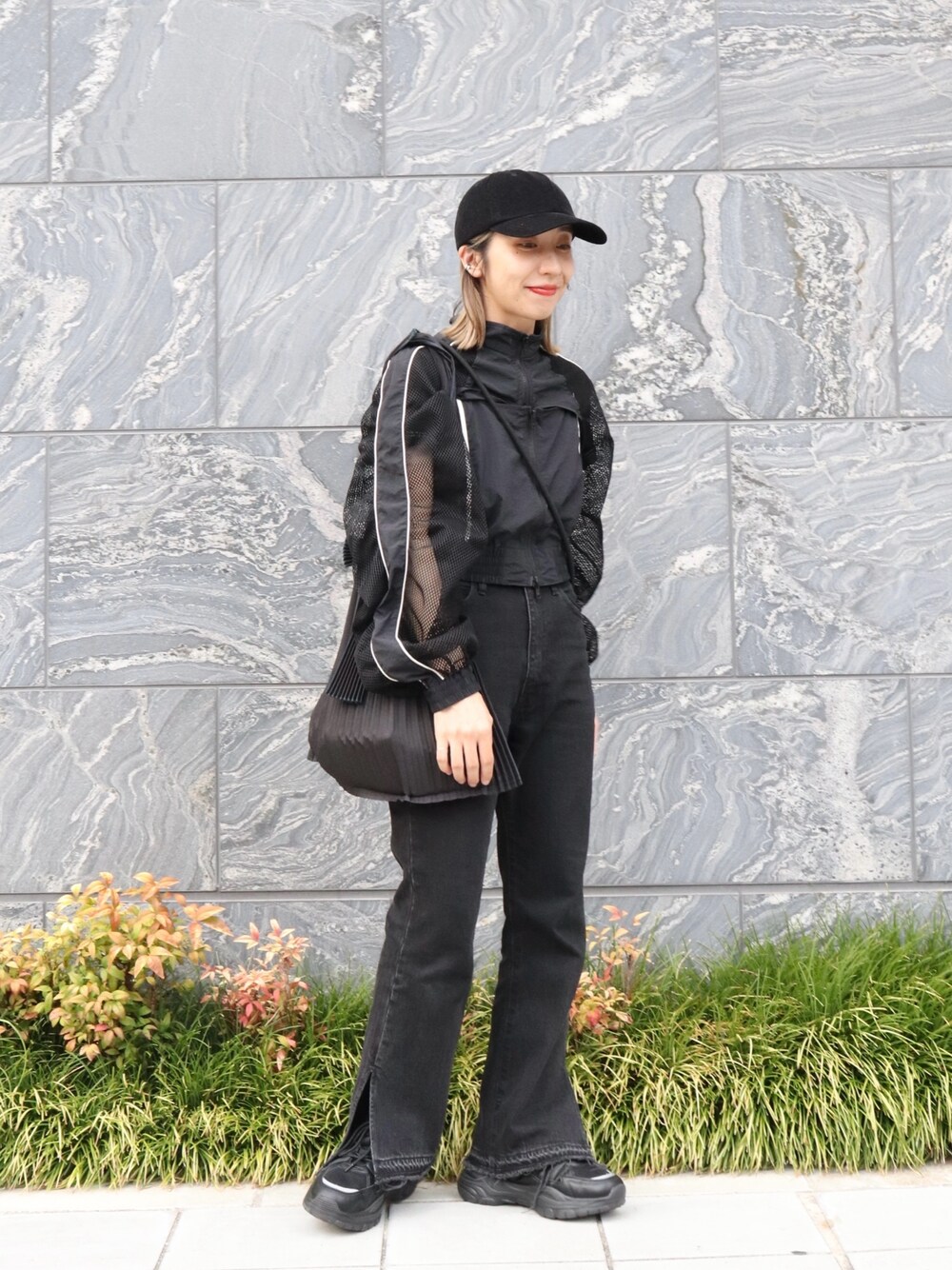 ブラック系のキャップを着用したレディースの冬コーディネートの1枚目の写真