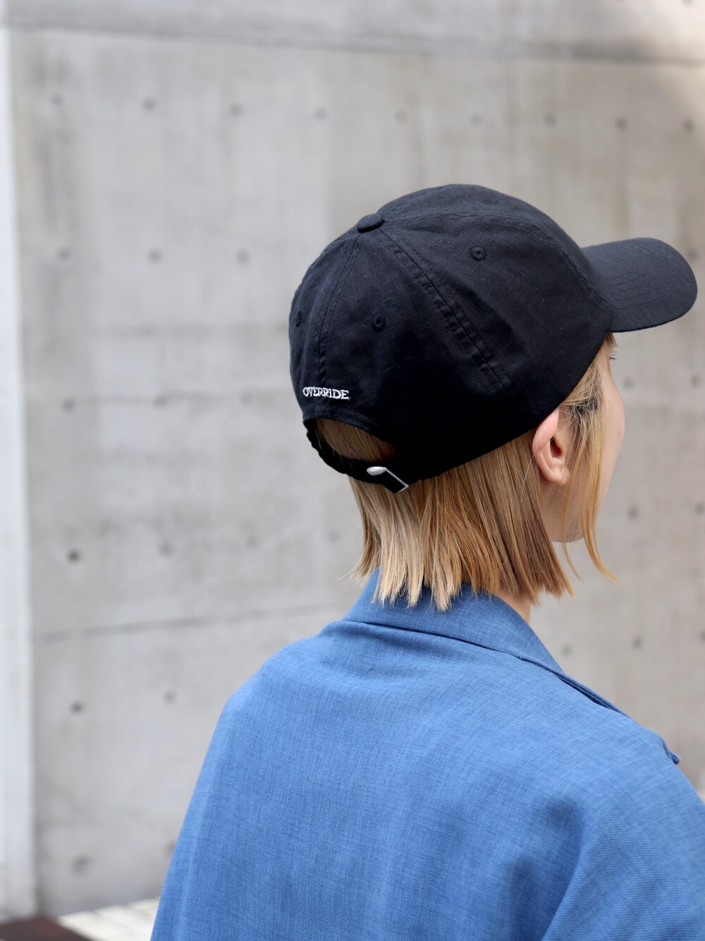 ブルー系のジャケット/アウター、ホワイト系のTシャツ/カットソー、ブルー系のパンツを着用したレディースの春コーディネートの3枚目の写真